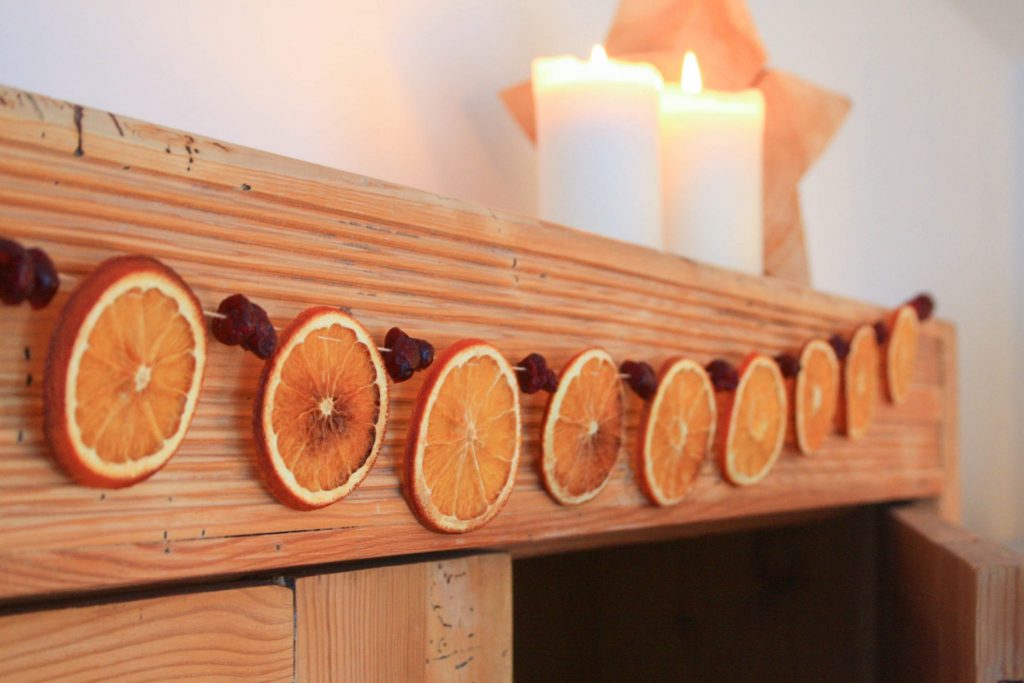 Festtagsgirlande aus Orangen und Cranberries 5